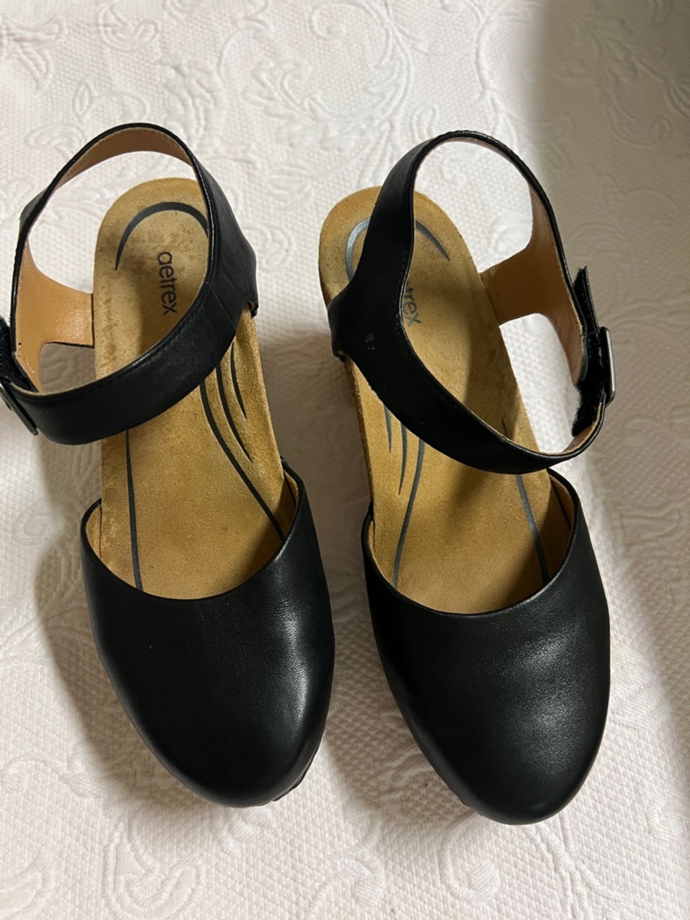 Aetrex Black Leather Closed-Toe Slingback Heels